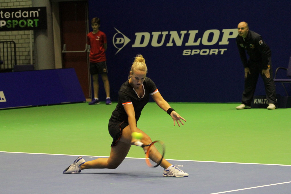 Richel Hogenkamp 1e in dames enkel tegen Kiki Bertens (2e) tijdens NK Lotto Rotterdam 20-12-2015.