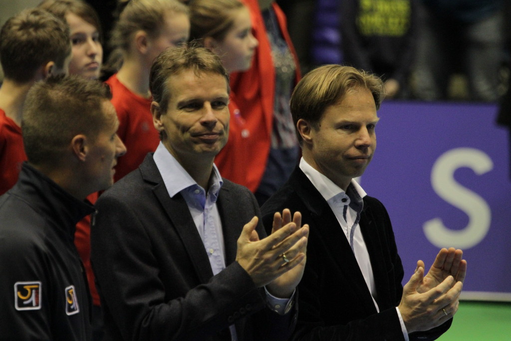 Jan Siemerink (directeur sportief KNLTB) en Erik Poel (algemeen directeur KNLTB) tijdens de prijsuitreiking NK Lotto in Rotterdam 20-12-2015 Heren Enkel Robin Haase (1e) en Matwe Middelkoop (2e)